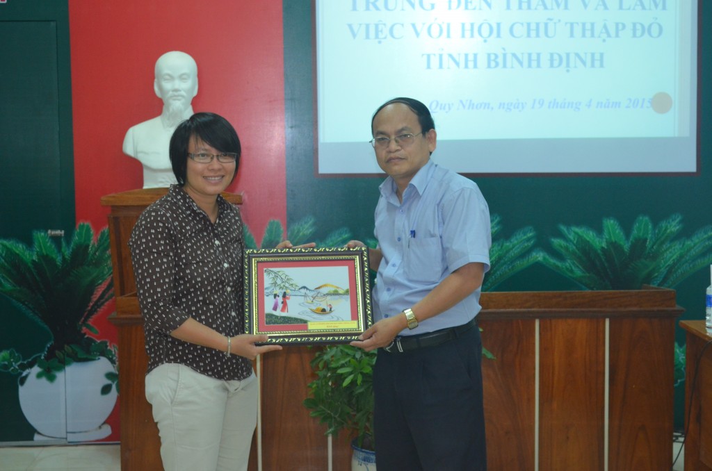 Photo 2: Representative of the CCN giving a souvenir for the provincial Red Cross